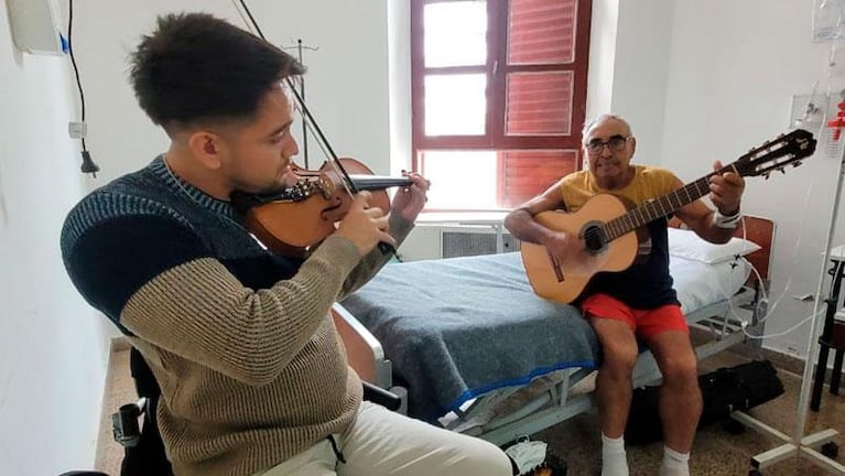 A pura chacarera en el Hospital de Clínicas: el gesto de un nieto con su abuelo internado