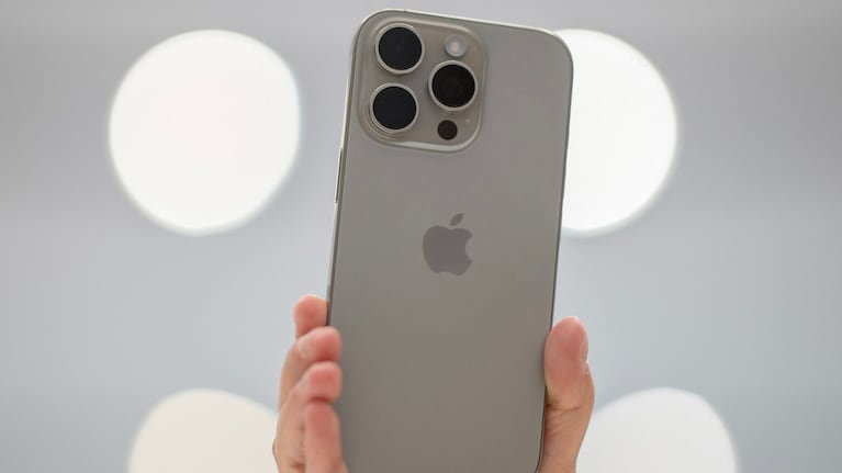 A qué precio deberían quedar los iPhone con la baja del 30% que anunció el Gobierno