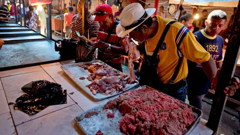 A riesgo de enfermarse, muchos venezolanos compran y consumen carne podrida por falta de refrigeración.