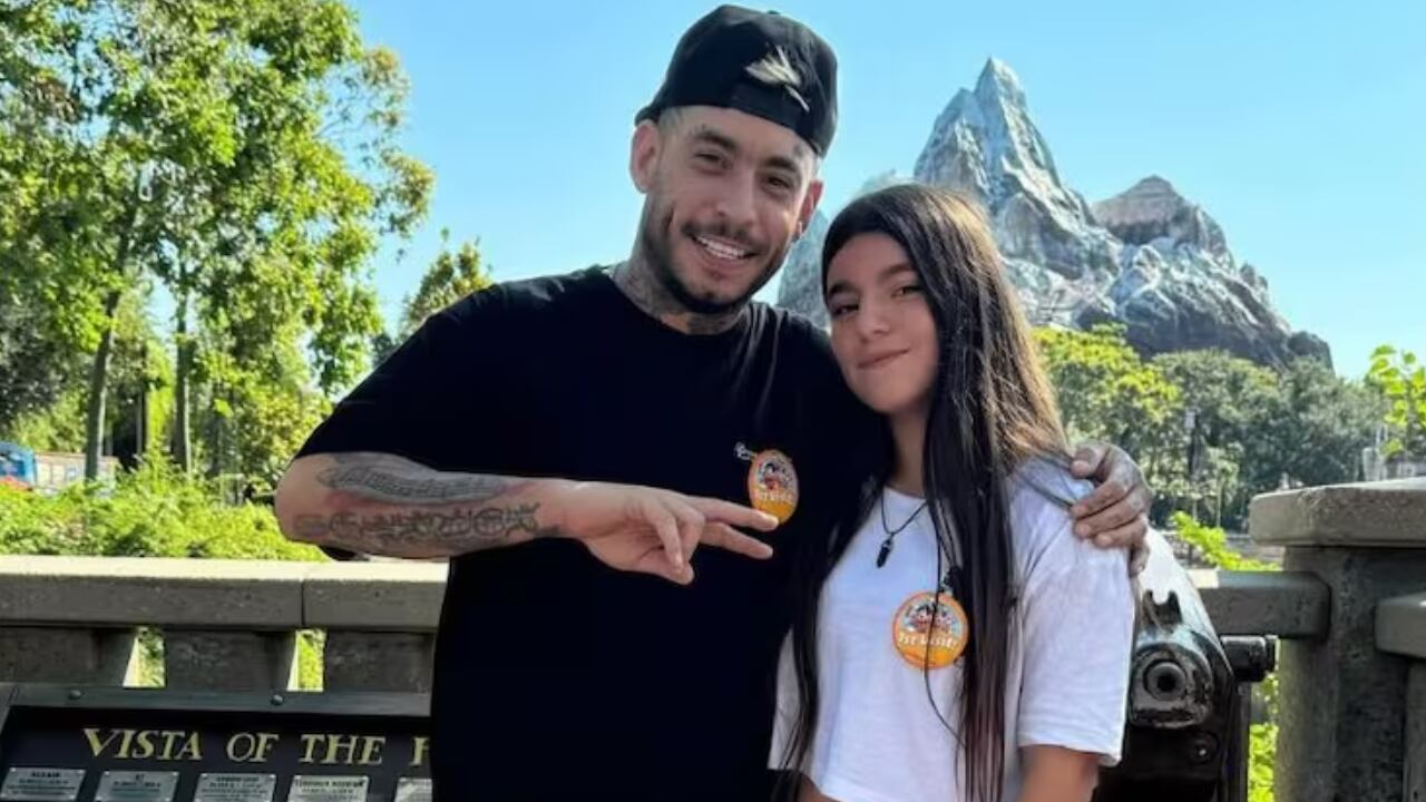 A traves de un video se lo escucha al artista, advirtiendo a su hija que cuide el regalo que le hizo junto a su madre.