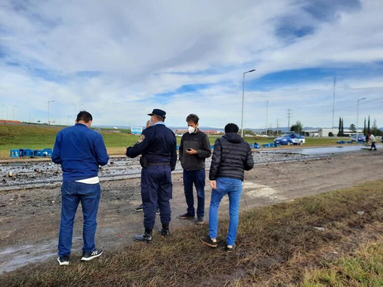 A un camión se le cayeron 300 cajones de cerveza y la Policía tuvo que evitar saqueos