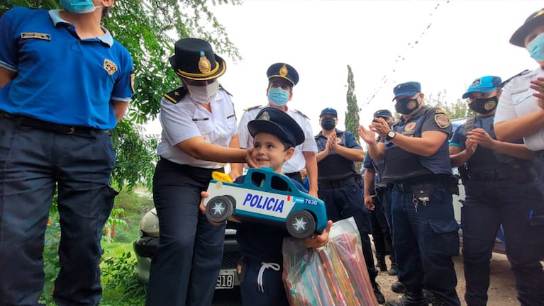 Aaron le pidió a su mamá que su cumple tenga la temática de los policías. Foto: Fredy Bustos/ElDoce.tv.