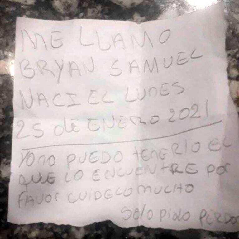 Abandonaron a un bebé adentro de una bolsa: el desgarrador mensaje que dejaron en una carta