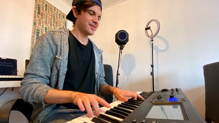 Abel en el estudio que montó en su casa.