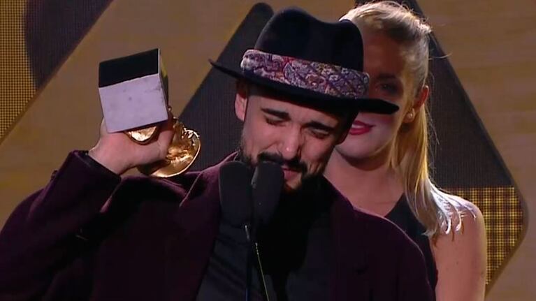 Abel Pintos agradeció por el premio entre lágrimas.
