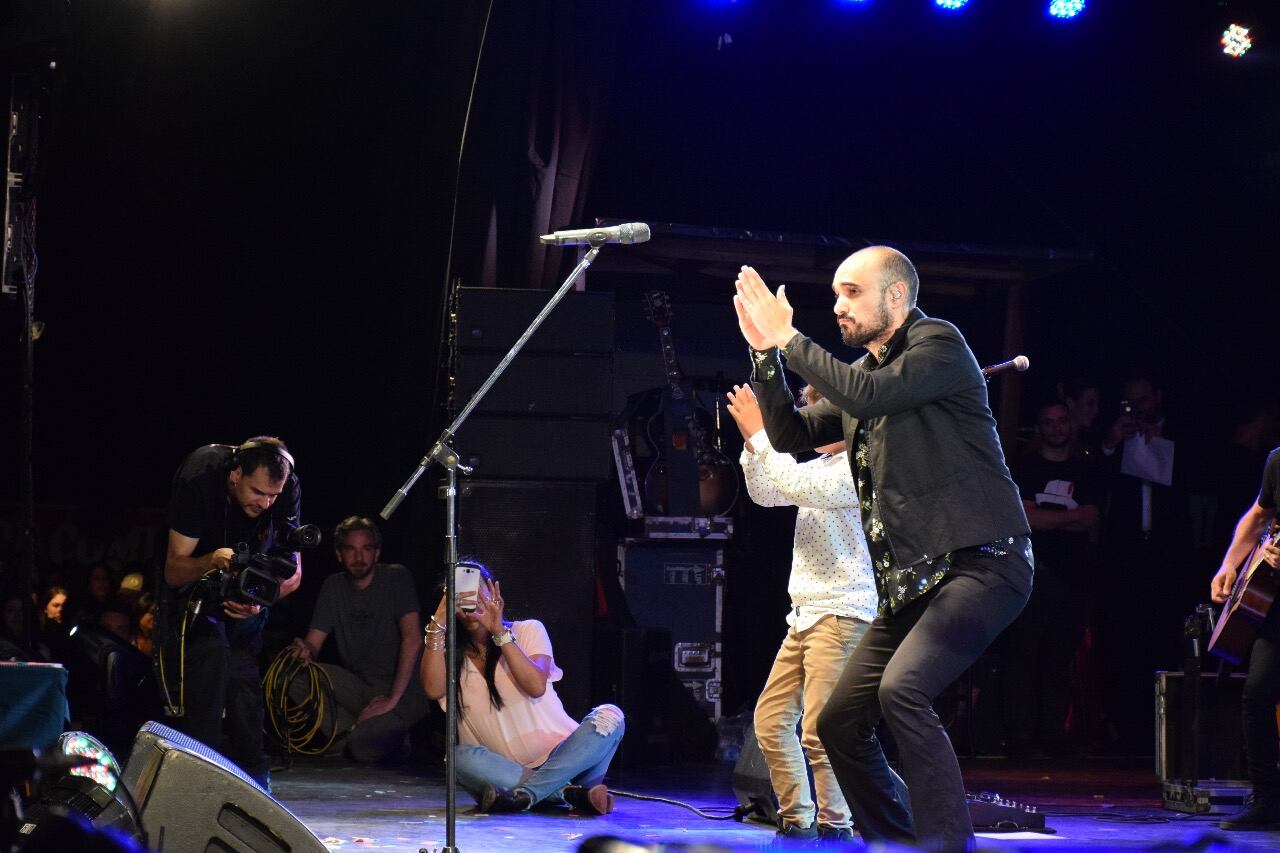 Abel Pintos enamoró a una multitud en Santa María de Punilla. Foto: Dahyana Terradas / ElDoce.tv