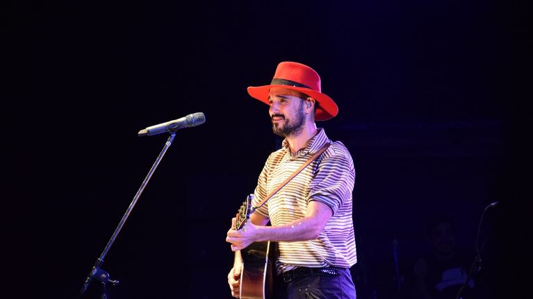 Abel Pintos enamoró a una multitud en Santa María de Punilla. Foto: Dahyana Terradas / ElDoce.tv