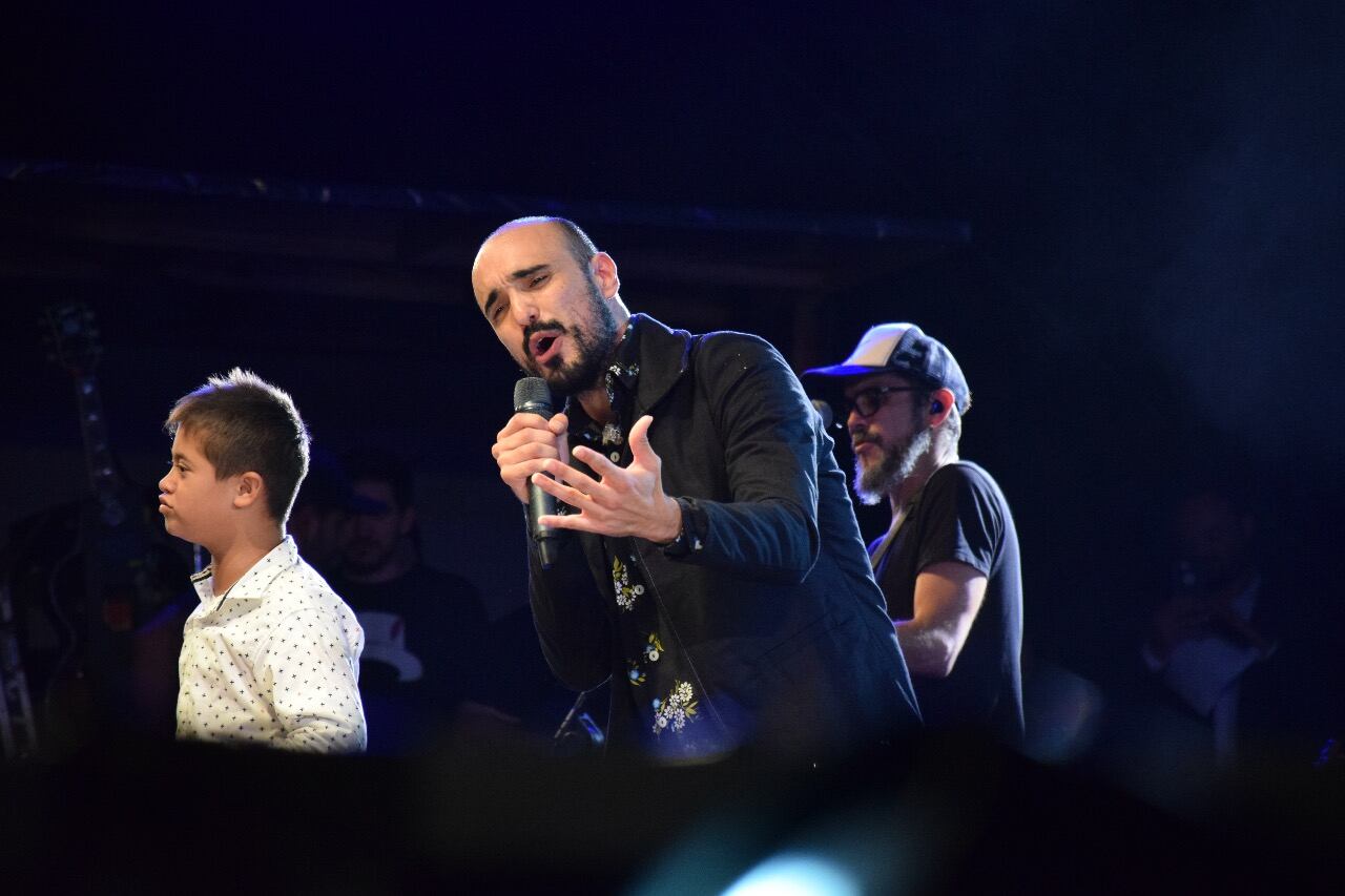 Abel Pintos enamoró a una multitud en Santa María de Punilla. Foto: Dahyana Terradas / ElDoce.tv