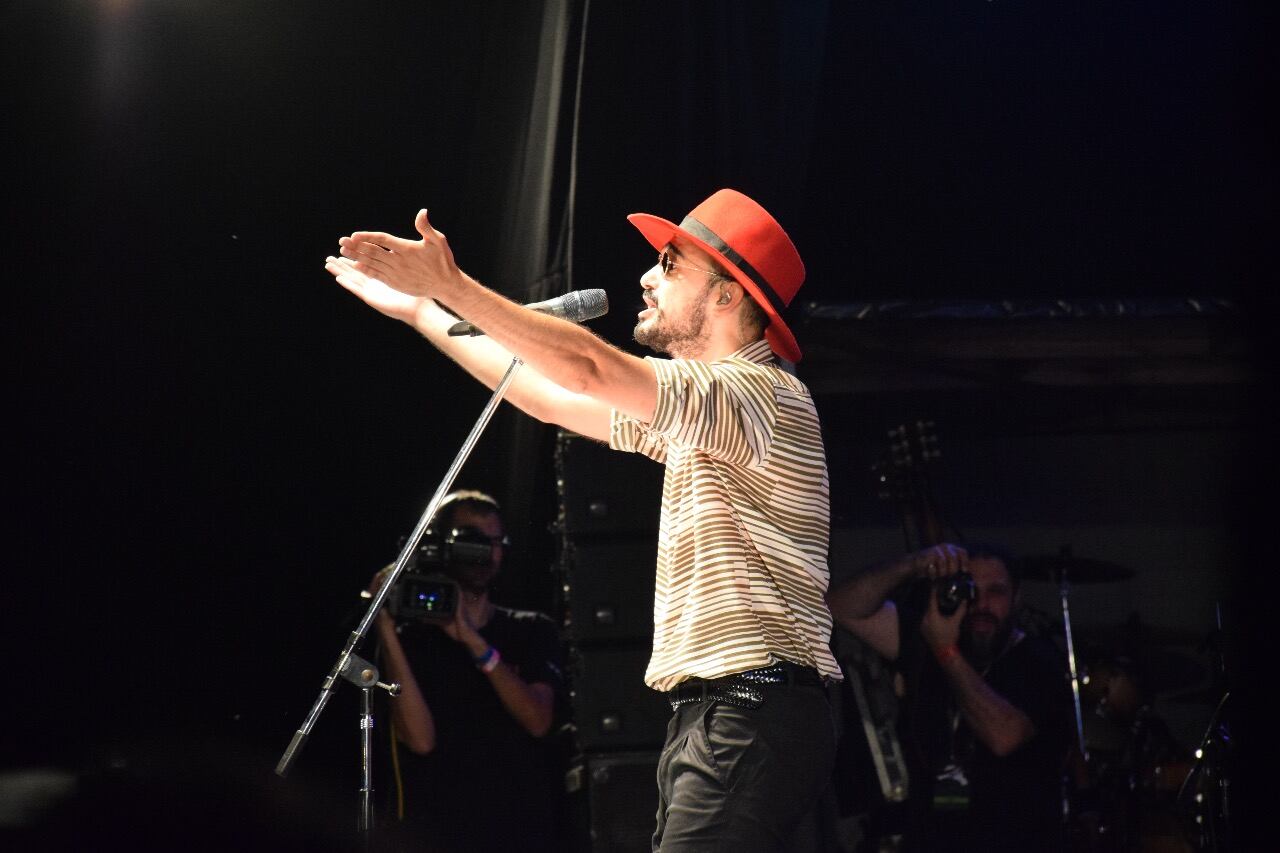 Abel Pintos enamoró a una multitud en Santa María de Punilla. Foto: Dahyana Terradas / ElDoce.tv