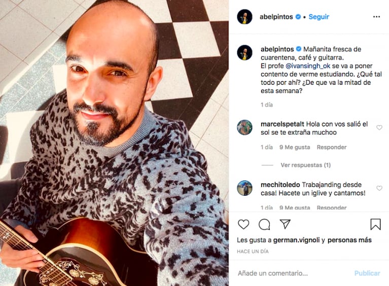Abel Pintos toma clases de guitarra con un profe cordobés