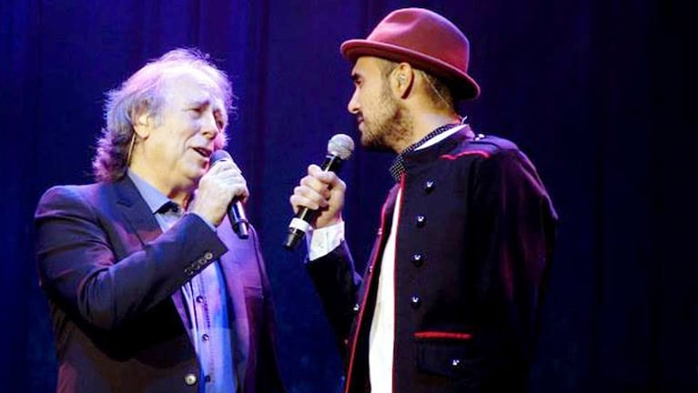 Abel Pintos y Joan Manuel Serrat cantando durante su última visita a la Argentina.