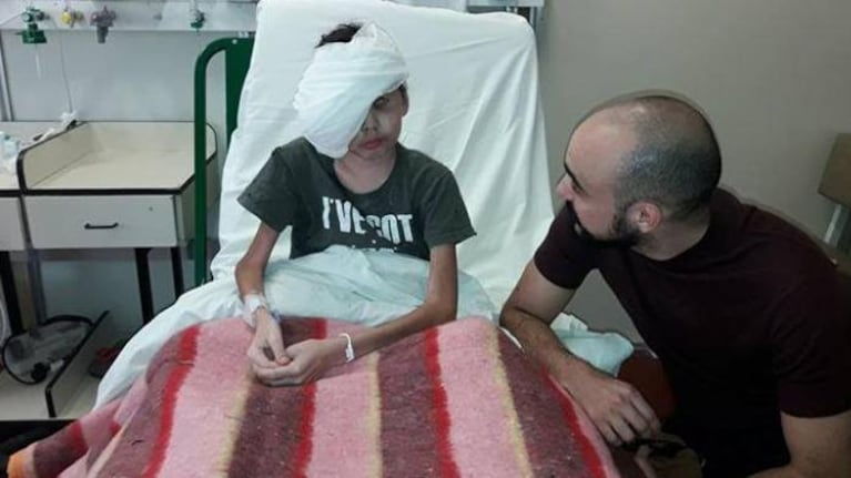 Abel Pintos y Thiago en la sala del Hospital Garrahan.