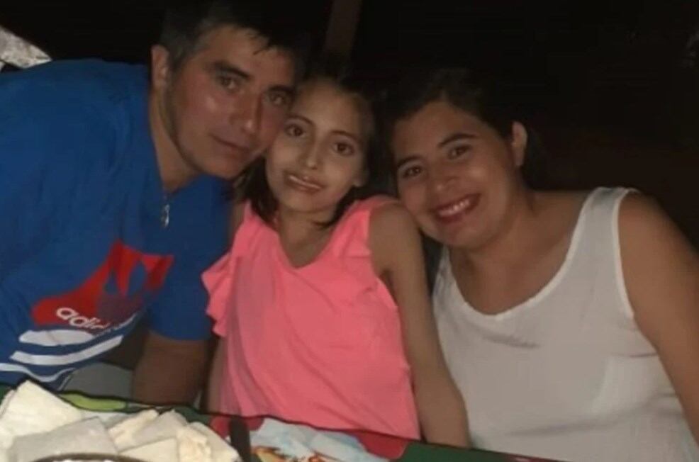 Abigail posó sonriente junto a sus papás.