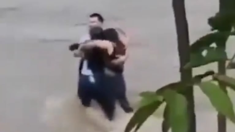 Abrazo amigos inundaciones Italia