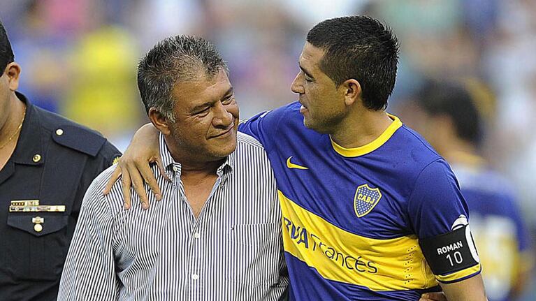 Abrazo de gol. Borghi y Riquelme podrían volver a compartir equipo.