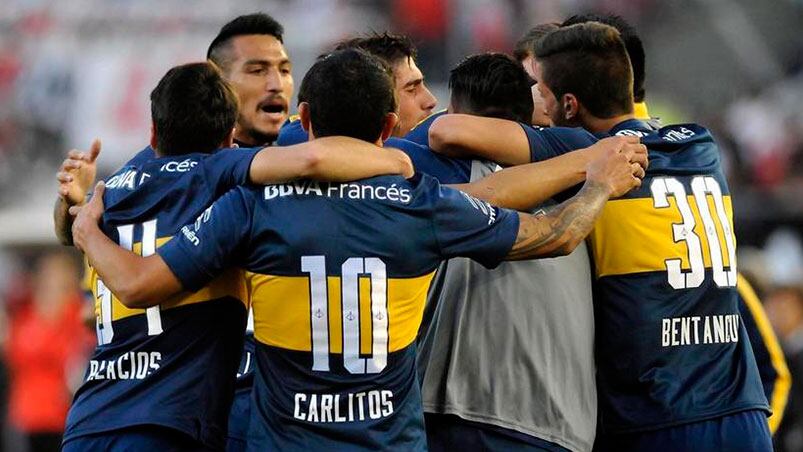 Abrazo de punteros. Boca recuperó el liderazgo del torneo ante River. Foto: Clarín.