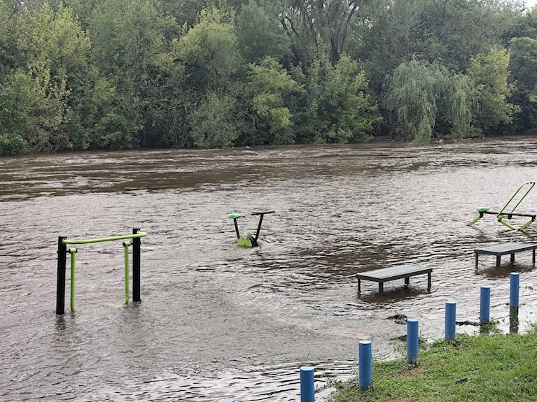 Abrieron las válvulas del lago San Roque y creció el río Suquía.