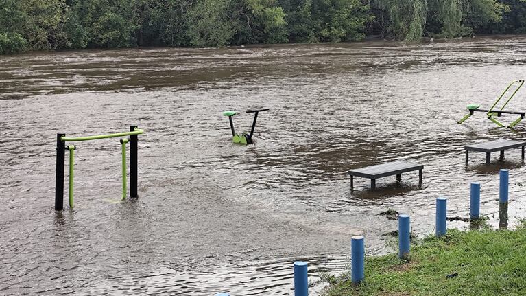 Abrieron las válvulas del lago San Roque y creció el río Suquía.