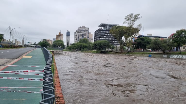 Abrieron las válvulas del lago San Roque y creció el río Suquía.