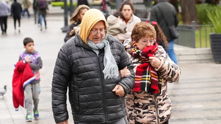 Abrigos por todos lados ante las bajísimas temperaturas en la provincia.