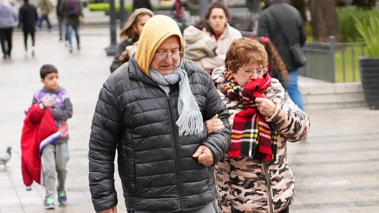 Abrigos por todos lados ante las bajísimas temperaturas en la provincia.