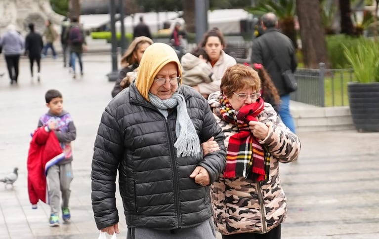 Abrigos por todos lados ante las bajísimas temperaturas en la provincia.