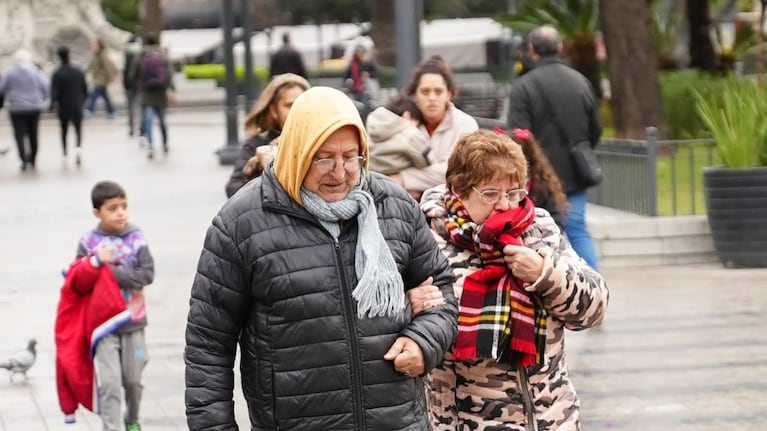 Abrigos por todos lados ante las bajísimas temperaturas en la provincia.