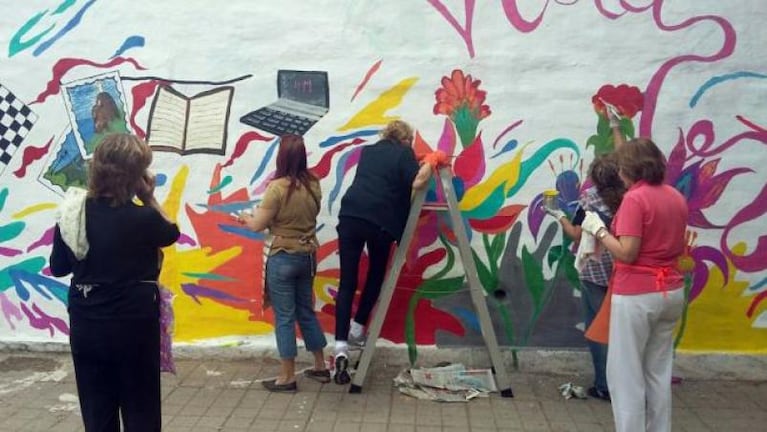 Abuelos pintaron un mural en Villa Allende