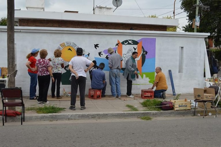 Abuelos pintaron un mural en Villa Allende