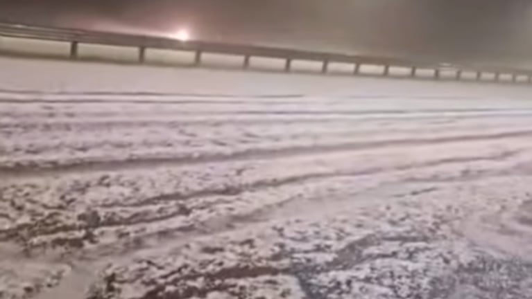 Abundante caída de granizo en la autopista Córdoba-Carlos Paz.