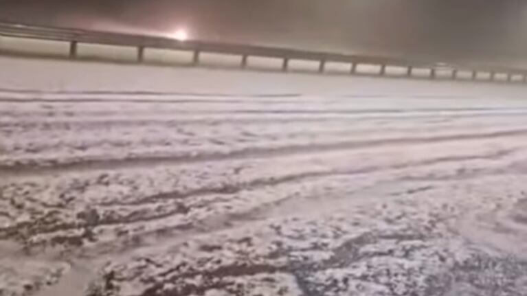 Abundante caída de granizo en la autopista Córdoba-Carlos Paz.