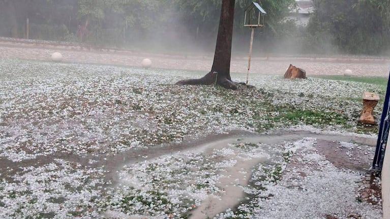 Abundante caída de granizo en la zona de Embalse.