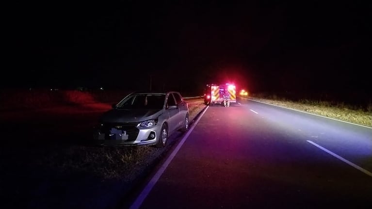 Accidente fatal entre un auto y una bici en la que iban dos jóvenes.