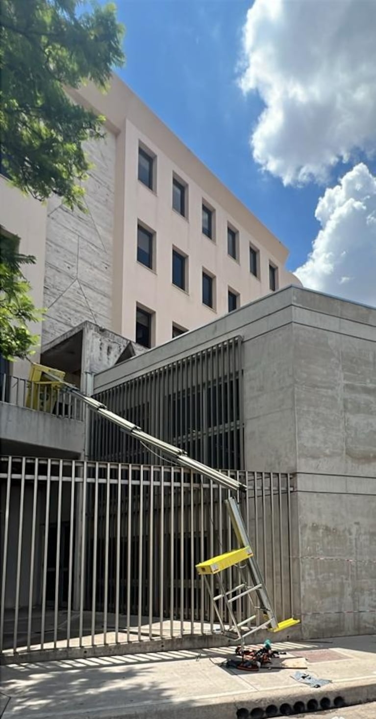 Accidente laboral: estaba limpiando el vidrio y cayó desde un tercer piso.