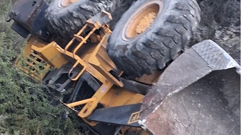 Accidente laboral. Un hombre murió aplastado por la pala mecánica con la que trabajaba.