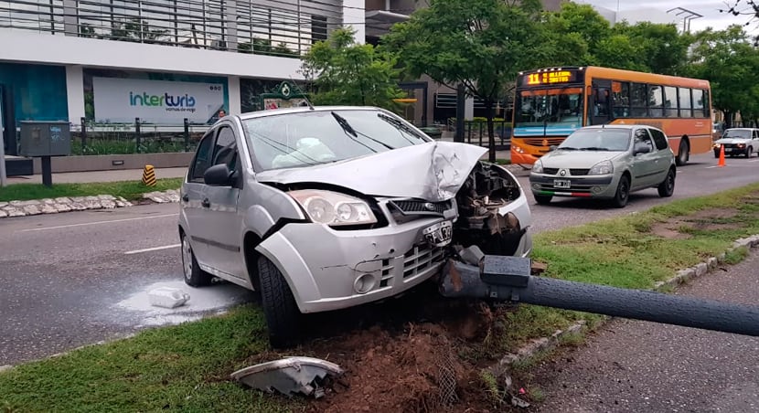 Accidente y poste caído sobre Av. Rafael Nuñez.