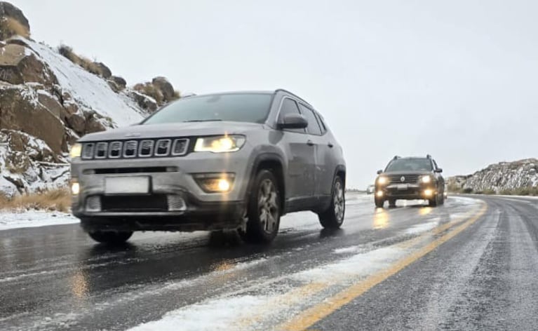 Accidentes en diferentes rutas producto del hielo en la carpeta asfáltica.