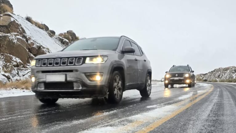Accidentes en diferentes rutas producto del hielo en la carpeta asfáltica.