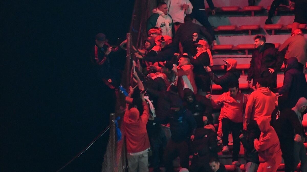 Acorralado, el joven se lanzó al vacío para no ser linchado por los hinchas del Rojo.