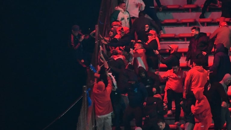 Acorralado, el joven se lanzó al vacío para no ser linchado por los hinchas del Rojo.