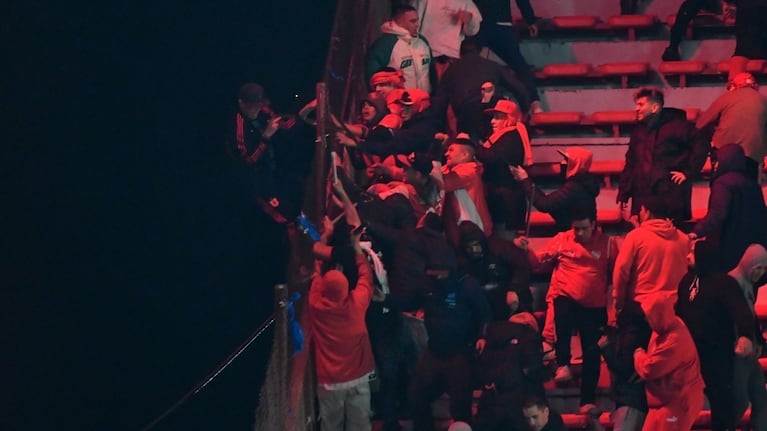 Acorralado, el joven se lanzó al vacío para no ser linchado por los hinchas del Rojo.