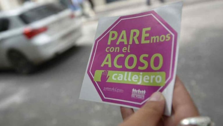 Acoso callejero: el mayor riesgo está en las paradas de colectivos 