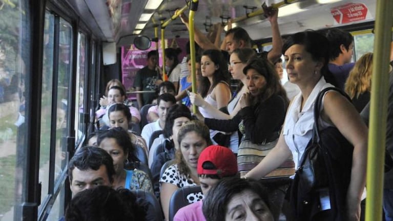 Acoso callejero: el mayor riesgo está en las paradas de colectivos 