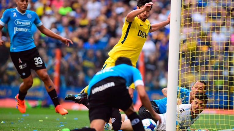 Acosta y Lema sufren el primer gol de Boca, que fue en contra. 
