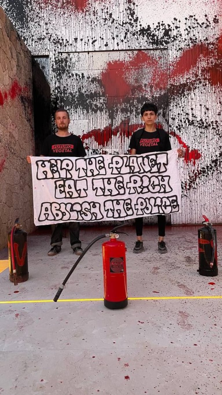 Activistas medioambientales de Futuro Vegetal vandalizaron este martes con pintura roja y negra la fachada de la mansión de Leo Messi Ibiza. (Foto: X/@FuturoVegetal).