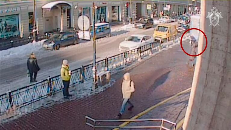 Acuchilló a su novia a la vista de todos y escapó caminando.