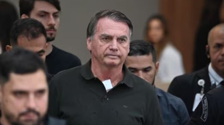 Acusan a Bolsonaro de intentar romper la tobillera electrónica.