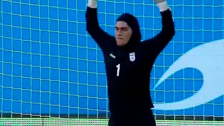 Acusan a Irán por haber puesto un hombre a atajar en un partido de fútbol femenino