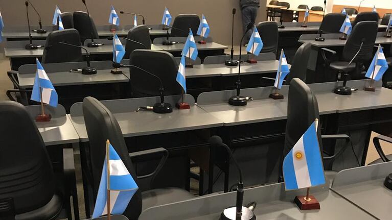 Adelantaron la sesión y a las diez de la mañana no había nadie en el Concejo.