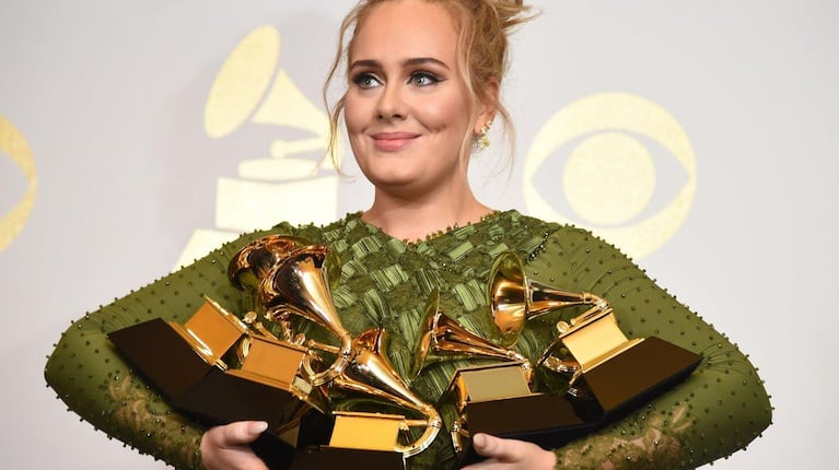 Adele junto a sus cinco premios Grammy